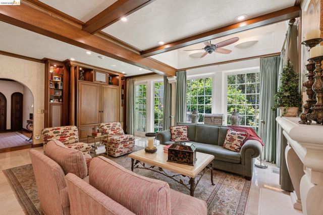 1300 Sunnyhills Rd, Oakland, CA 94610