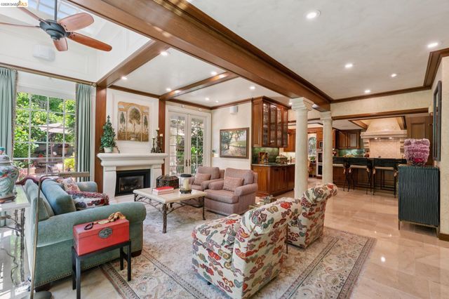 1300 Sunnyhills Rd, Oakland, CA 94610