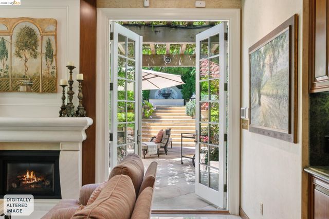 1300 Sunnyhills Rd, Oakland, CA 94610