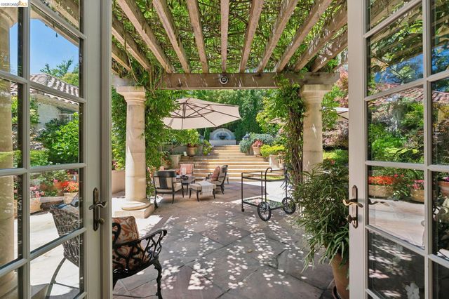 1300 Sunnyhills Rd, Oakland, CA 94610