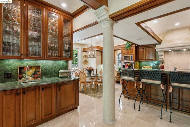 1300 Sunnyhills Rd, Oakland, CA 94610