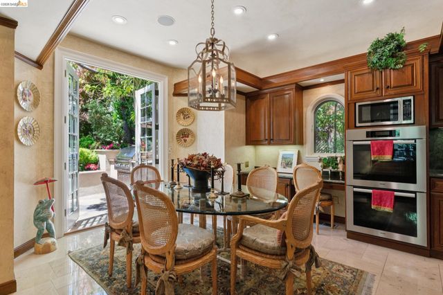1300 Sunnyhills Rd, Oakland, CA 94610
