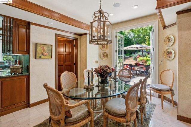 1300 Sunnyhills Rd, Oakland, CA 94610