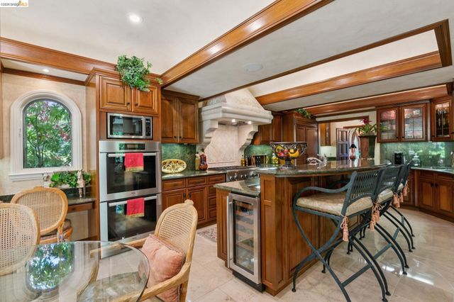 1300 Sunnyhills Rd, Oakland, CA 94610