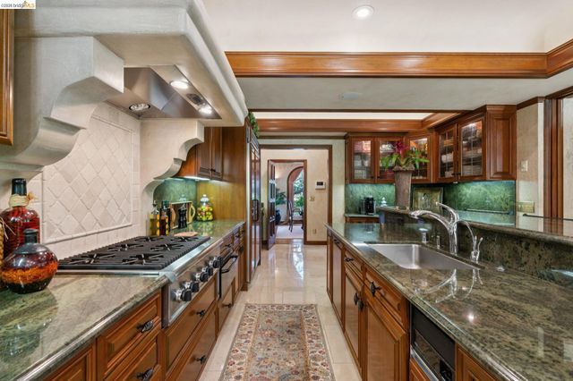 1300 Sunnyhills Rd, Oakland, CA 94610