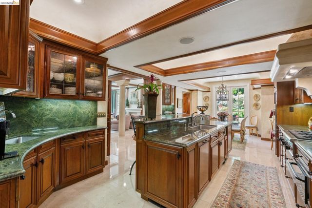 1300 Sunnyhills Rd, Oakland, CA 94610