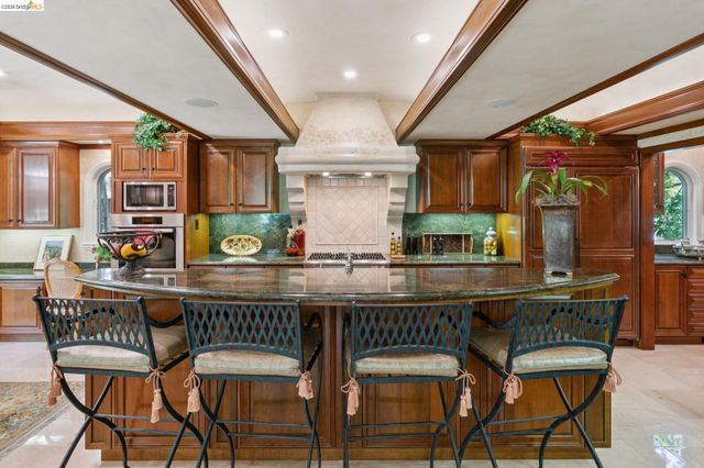 1300 Sunnyhills Rd, Oakland, CA 94610