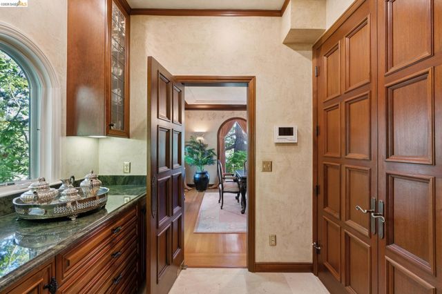 1300 Sunnyhills Rd, Oakland, CA 94610