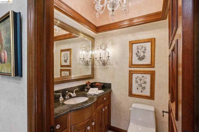 1300 Sunnyhills Rd, Oakland, CA 94610