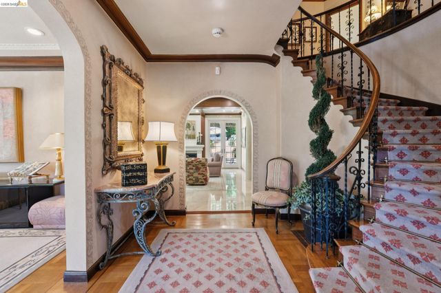 1300 Sunnyhills Rd, Oakland, CA 94610