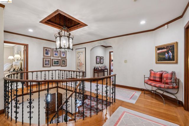 1300 Sunnyhills Rd, Oakland, CA 94610