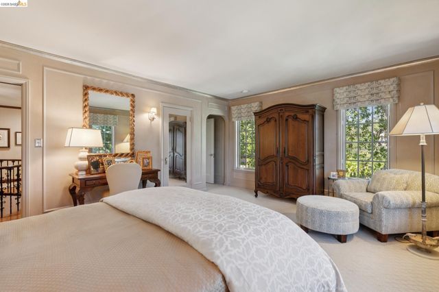 1300 Sunnyhills Rd, Oakland, CA 94610