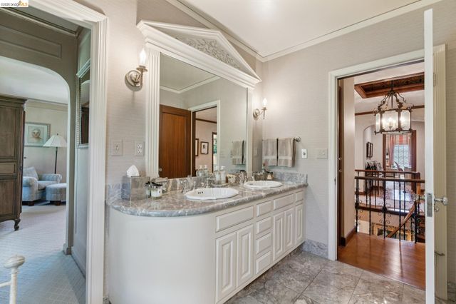1300 Sunnyhills Rd, Oakland, CA 94610
