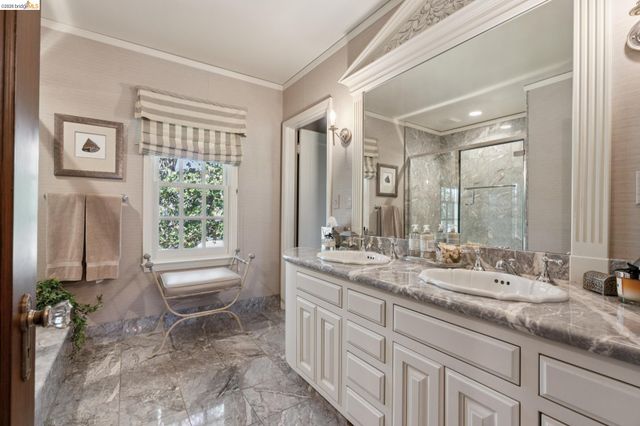 1300 Sunnyhills Rd, Oakland, CA 94610