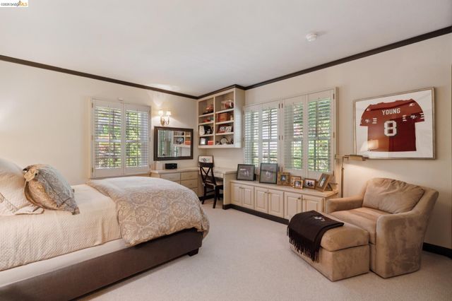 1300 Sunnyhills Rd, Oakland, CA 94610