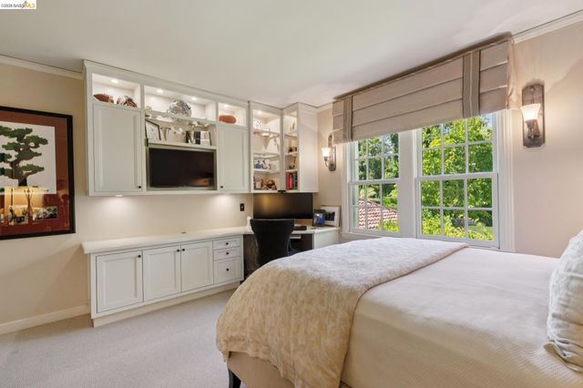 1300 Sunnyhills Rd, Oakland, CA 94610