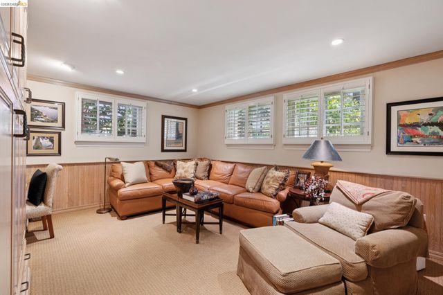 1300 Sunnyhills Rd, Oakland, CA 94610