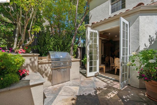 1300 Sunnyhills Rd, Oakland, CA 94610