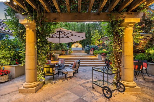 1300 Sunnyhills Rd, Oakland, CA 94610
