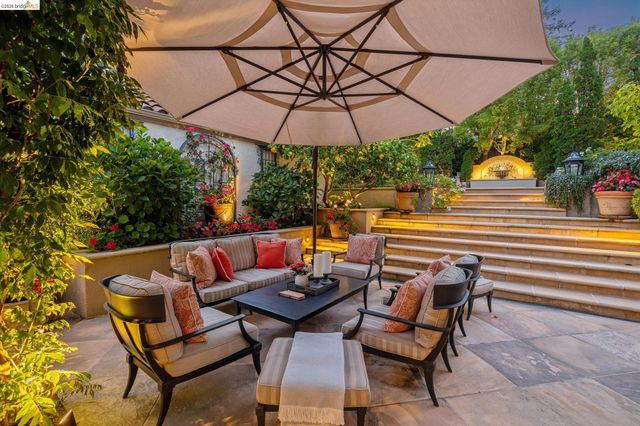1300 Sunnyhills Rd, Oakland, CA 94610