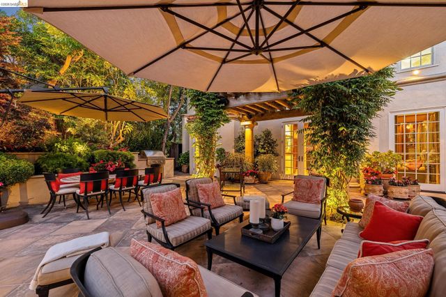 1300 Sunnyhills Rd, Oakland, CA 94610