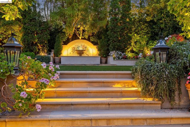 1300 Sunnyhills Rd, Oakland, CA 94610
