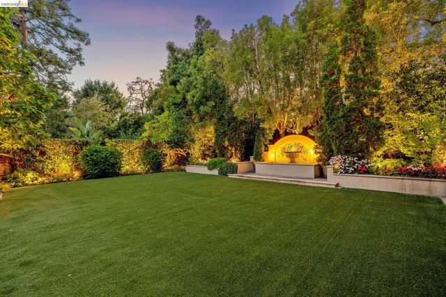 1300 Sunnyhills Rd, Oakland, CA 94610