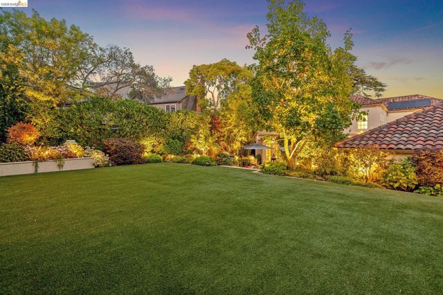1300 Sunnyhills Rd, Oakland, CA 94610