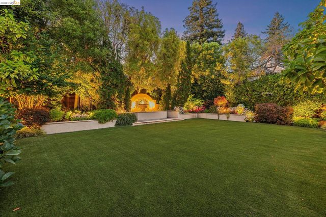 1300 Sunnyhills Rd, Oakland, CA 94610