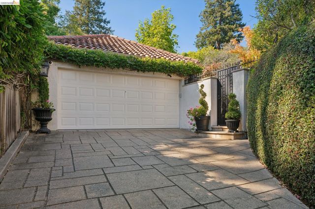 1300 Sunnyhills Rd, Oakland, CA 94610
