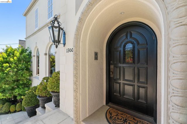 1300 Sunnyhills Rd, Oakland, CA 94610