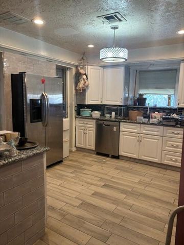 4807 Redfish Reef Street, Bacliff, TX 77518