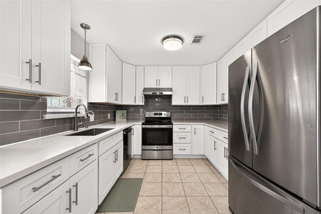 9011 Roos Road, Houston, TX 77036