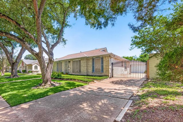 9011 Roos Road, Houston, TX 77036