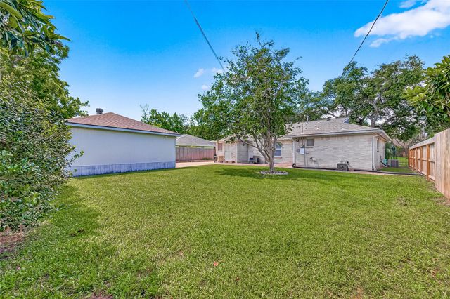 9011 Roos Road, Houston, TX 77036