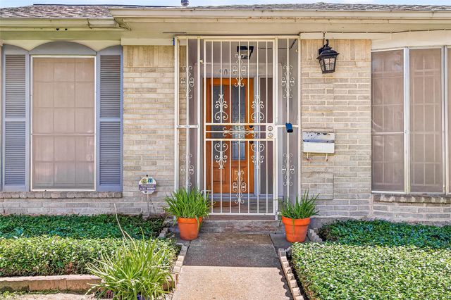 9011 Roos Road, Houston, TX 77036
