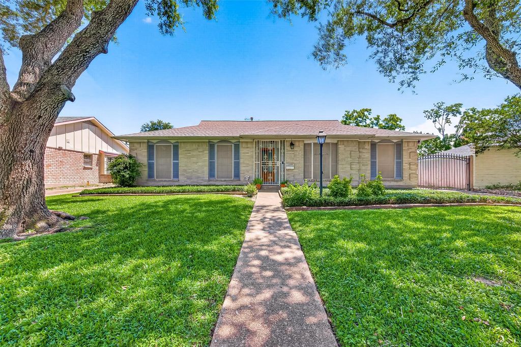 9011 Roos Road, Houston, TX 77036