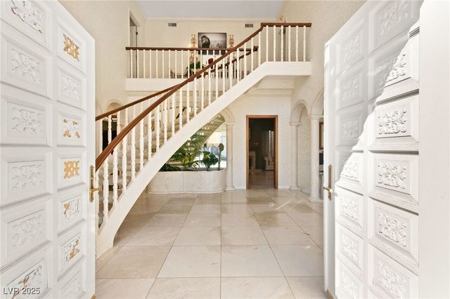 2834 Queens Courtyard Drive, Las Vegas, NV 89109