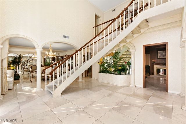 2834 Queens Courtyard Drive, Las Vegas, NV 89109