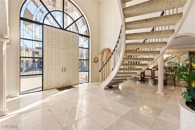 2834 Queens Courtyard Drive, Las Vegas, NV 89109