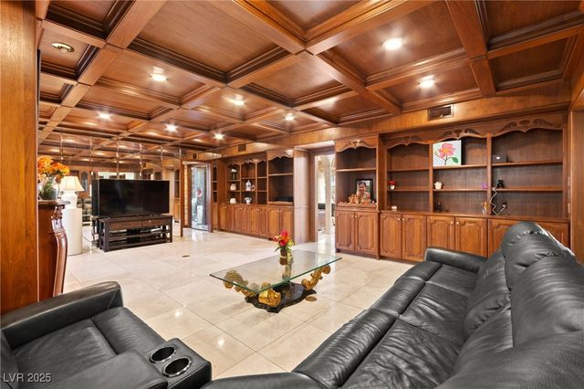 2834 Queens Courtyard Drive, Las Vegas, NV 89109