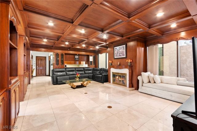 2834 Queens Courtyard Drive, Las Vegas, NV 89109