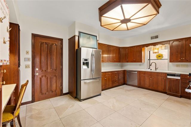 2834 Queens Courtyard Drive, Las Vegas, NV 89109