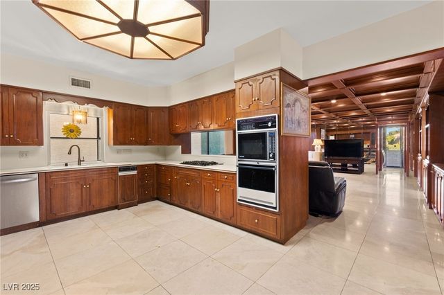 2834 Queens Courtyard Drive, Las Vegas, NV 89109