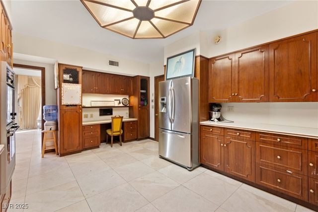 2834 Queens Courtyard Drive, Las Vegas, NV 89109