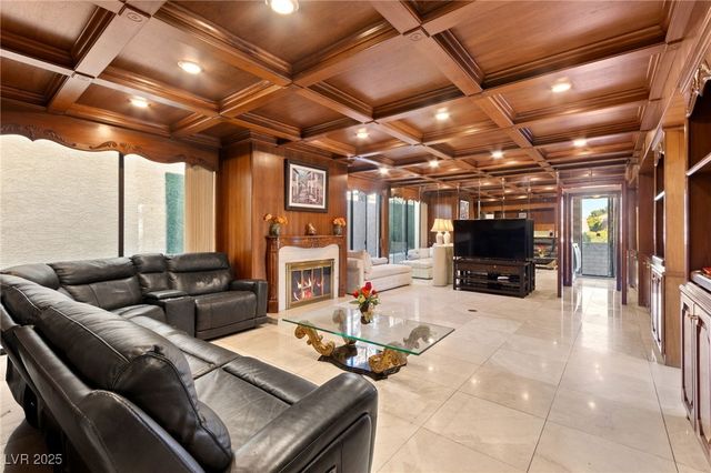 2834 Queens Courtyard Drive, Las Vegas, NV 89109