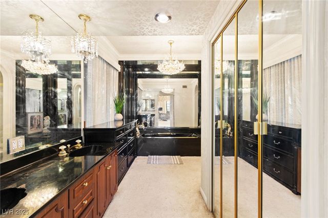 2834 Queens Courtyard Drive, Las Vegas, NV 89109