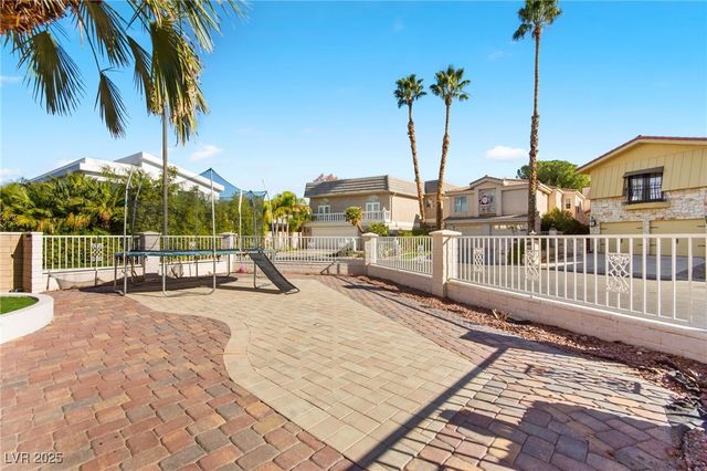 2834 Queens Courtyard Drive, Las Vegas, NV 89109