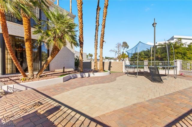 2834 Queens Courtyard Drive, Las Vegas, NV 89109