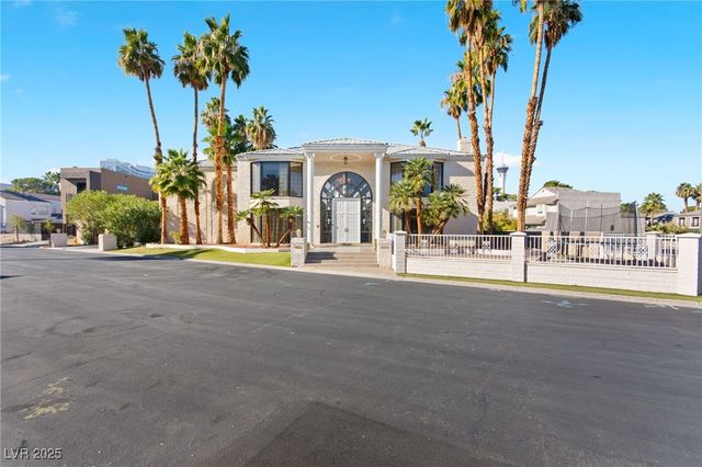 2834 Queens Courtyard Drive, Las Vegas, NV 89109